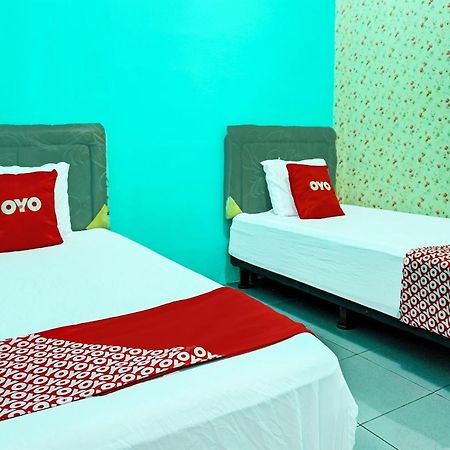 Oyo 91731 Home Stay Elis Cateliya Syariah Karawang Εξωτερικό φωτογραφία