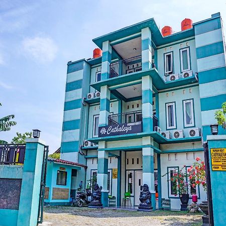 Oyo 91731 Home Stay Elis Cateliya Syariah Karawang Εξωτερικό φωτογραφία