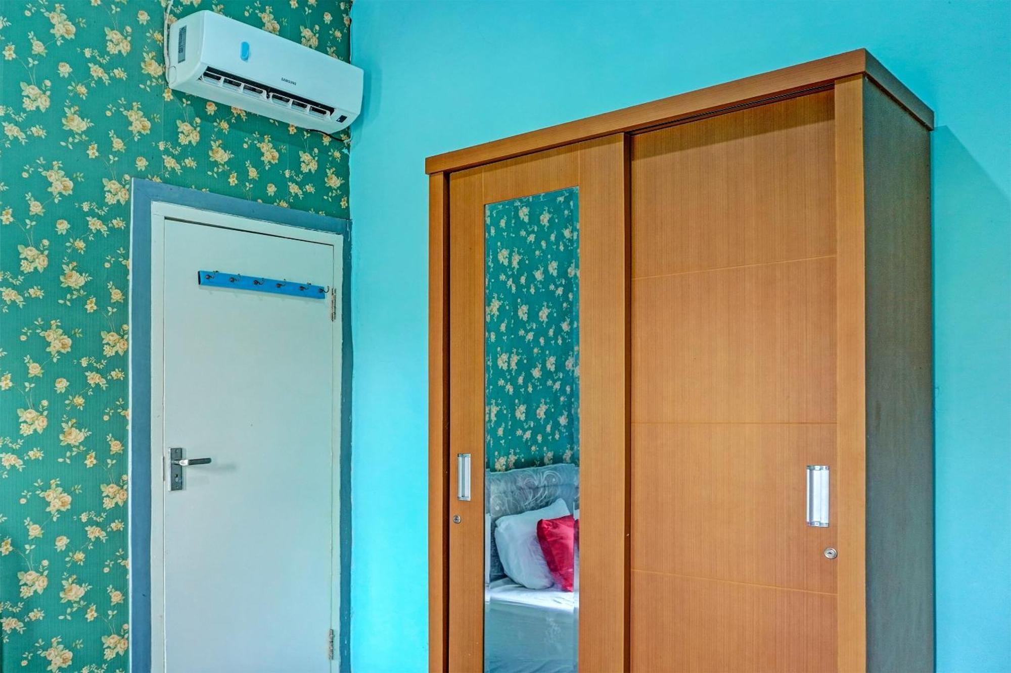 Oyo 91731 Home Stay Elis Cateliya Syariah Karawang Εξωτερικό φωτογραφία