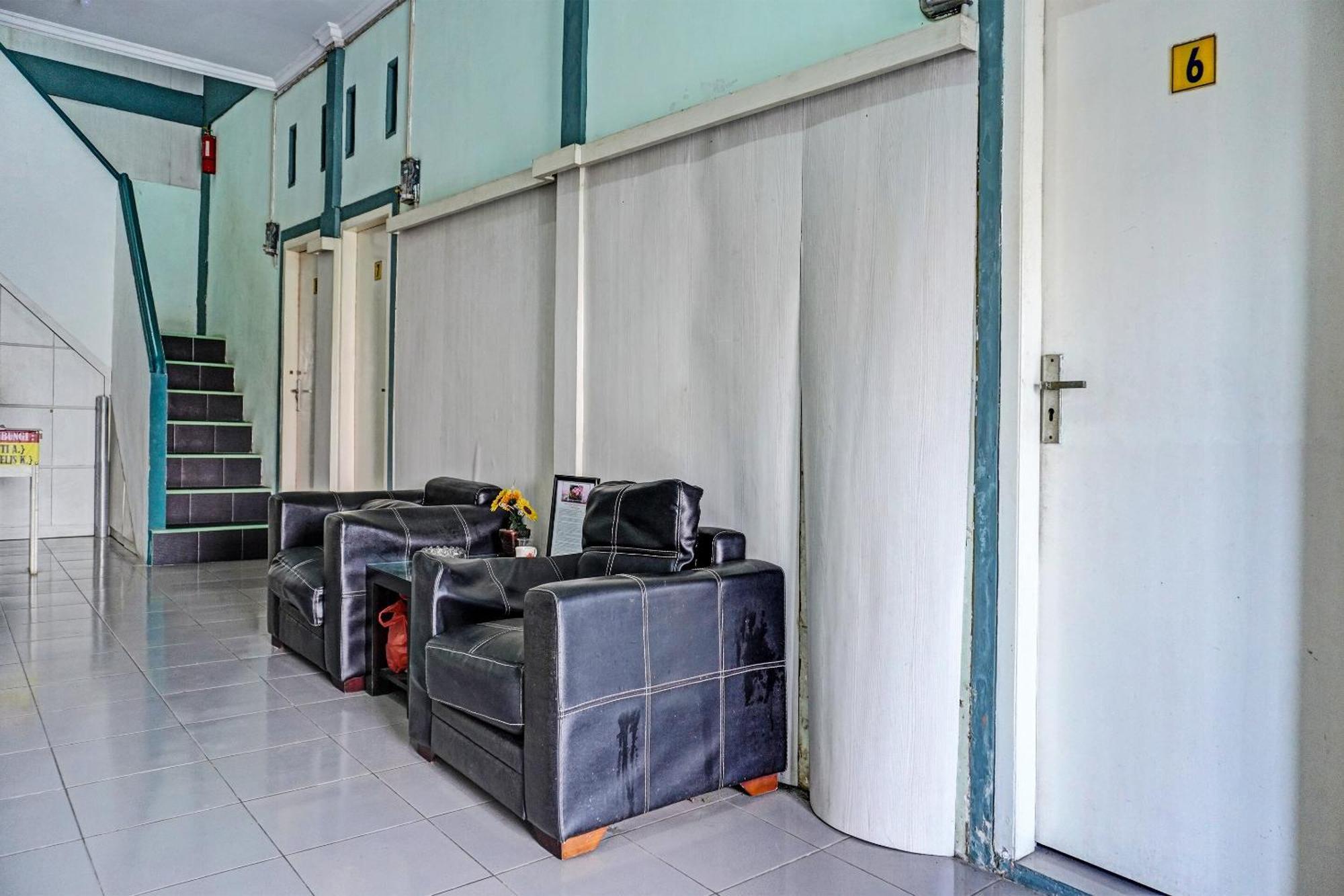 Oyo 91731 Home Stay Elis Cateliya Syariah Karawang Εξωτερικό φωτογραφία