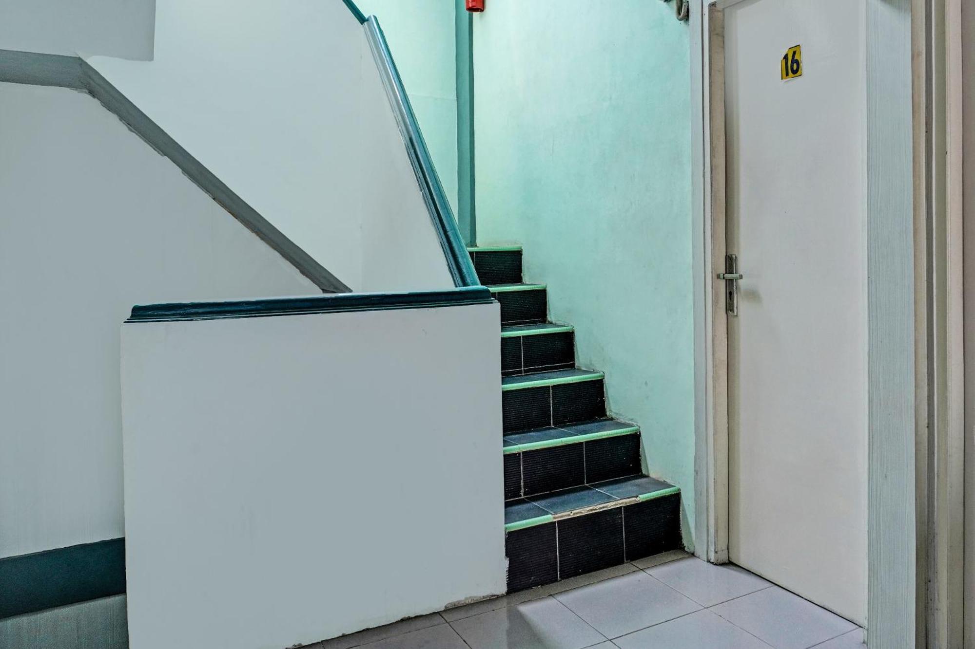 Oyo 91731 Home Stay Elis Cateliya Syariah Karawang Εξωτερικό φωτογραφία