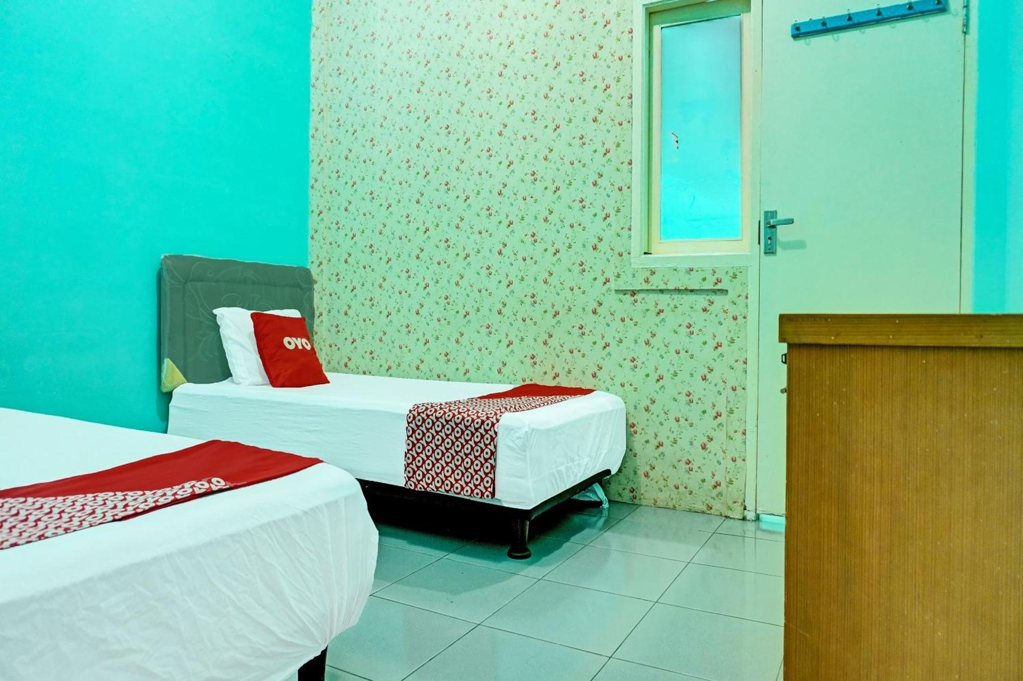 Oyo 91731 Home Stay Elis Cateliya Syariah Karawang Εξωτερικό φωτογραφία