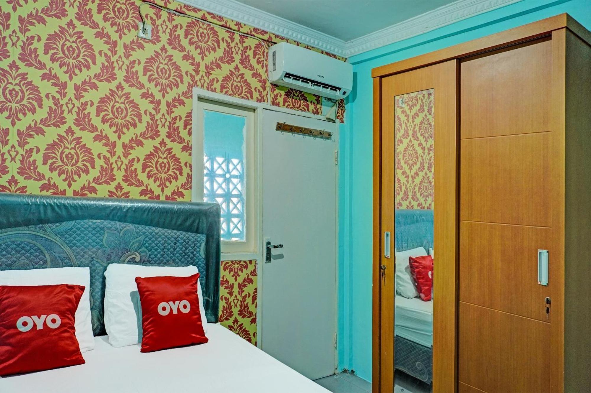 Oyo 91731 Home Stay Elis Cateliya Syariah Karawang Εξωτερικό φωτογραφία