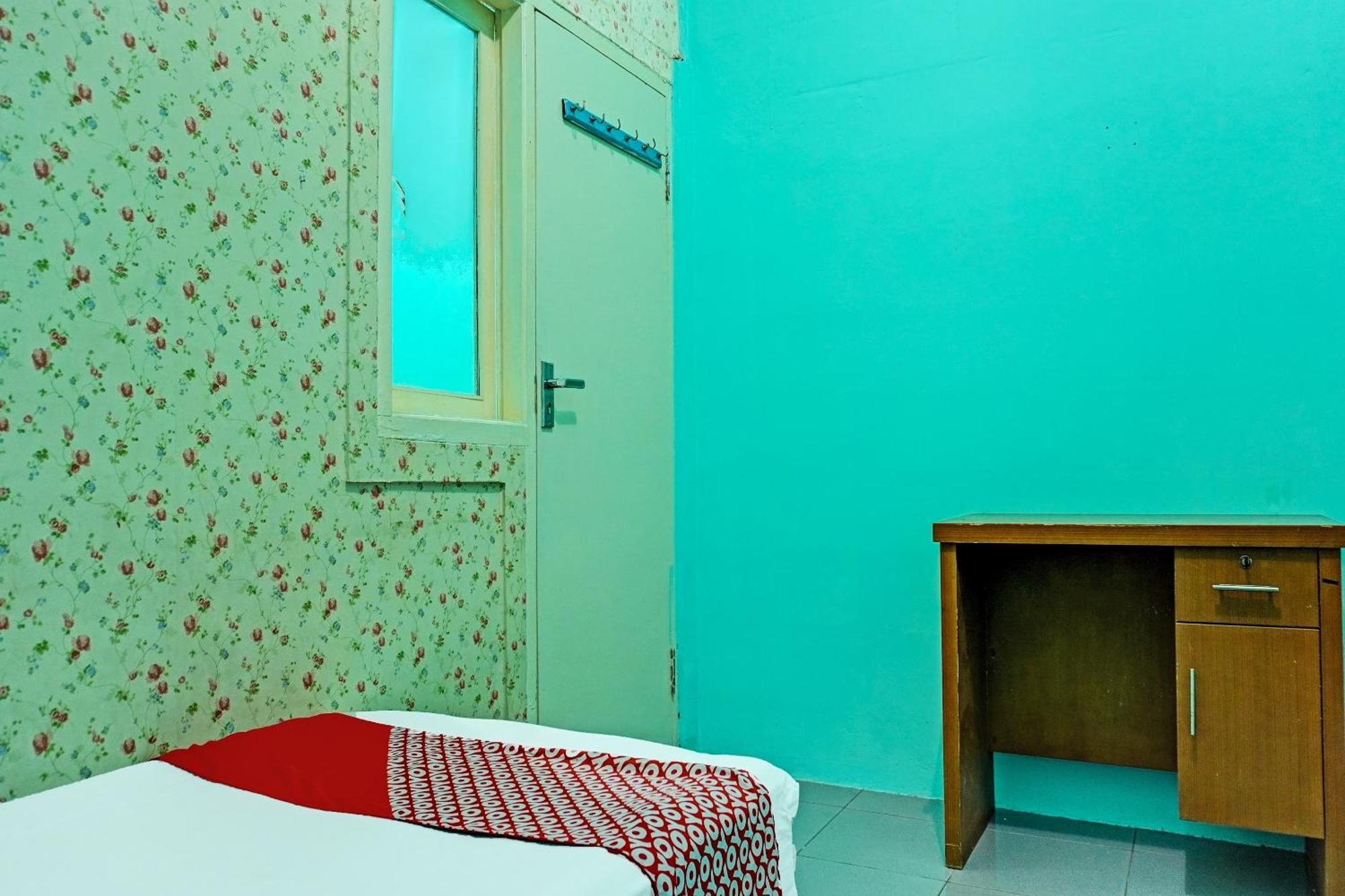 Oyo 91731 Home Stay Elis Cateliya Syariah Karawang Εξωτερικό φωτογραφία