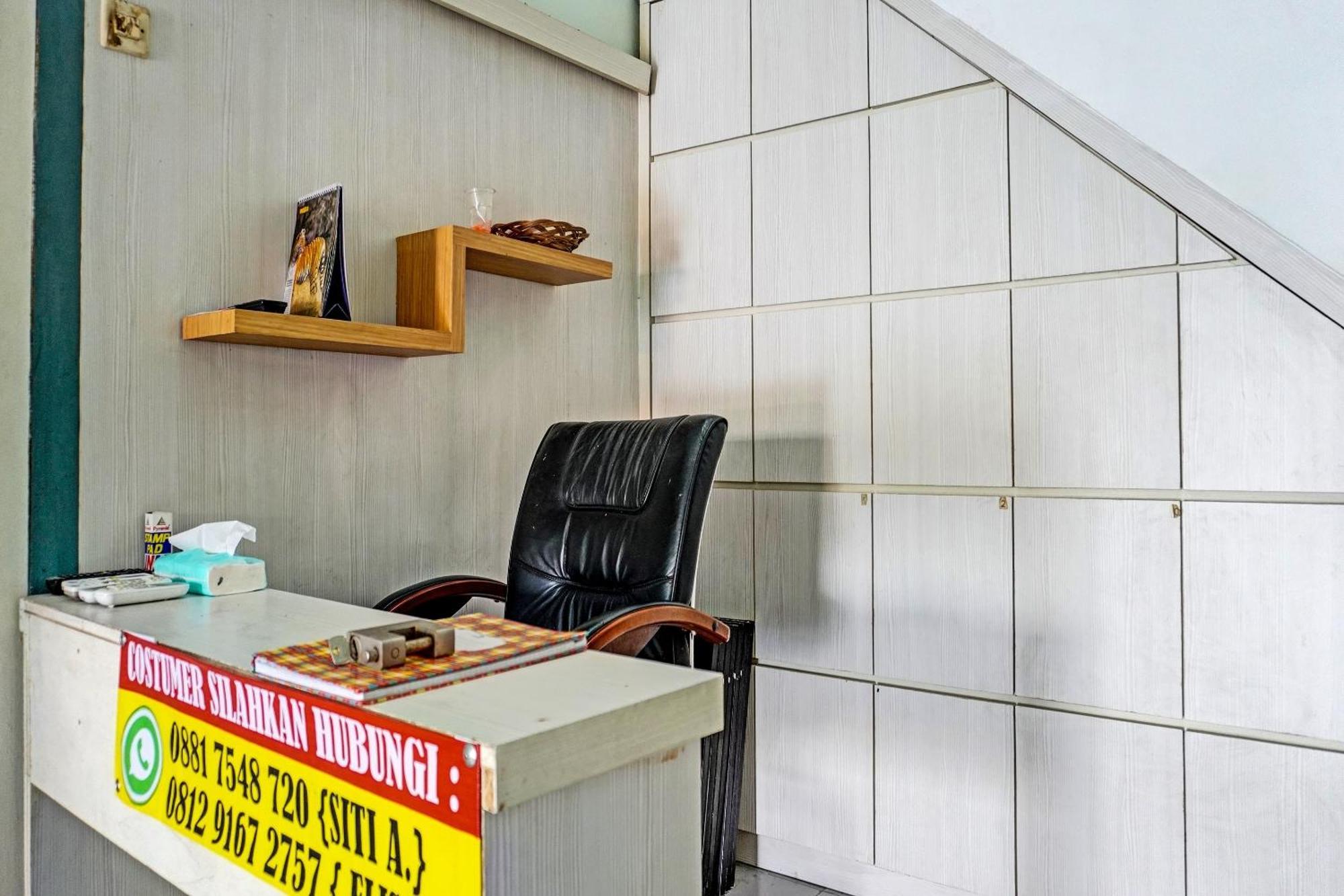 Oyo 91731 Home Stay Elis Cateliya Syariah Karawang Εξωτερικό φωτογραφία