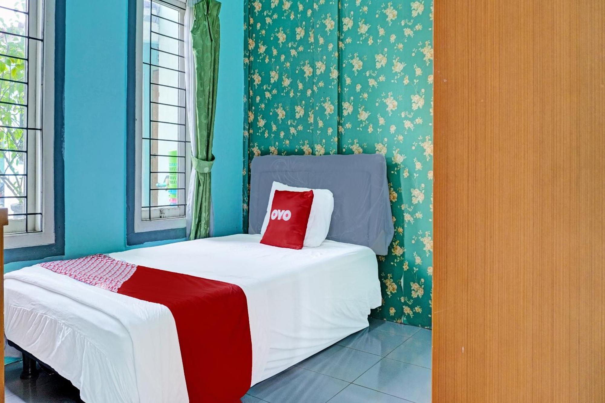 Oyo 91731 Home Stay Elis Cateliya Syariah Karawang Εξωτερικό φωτογραφία