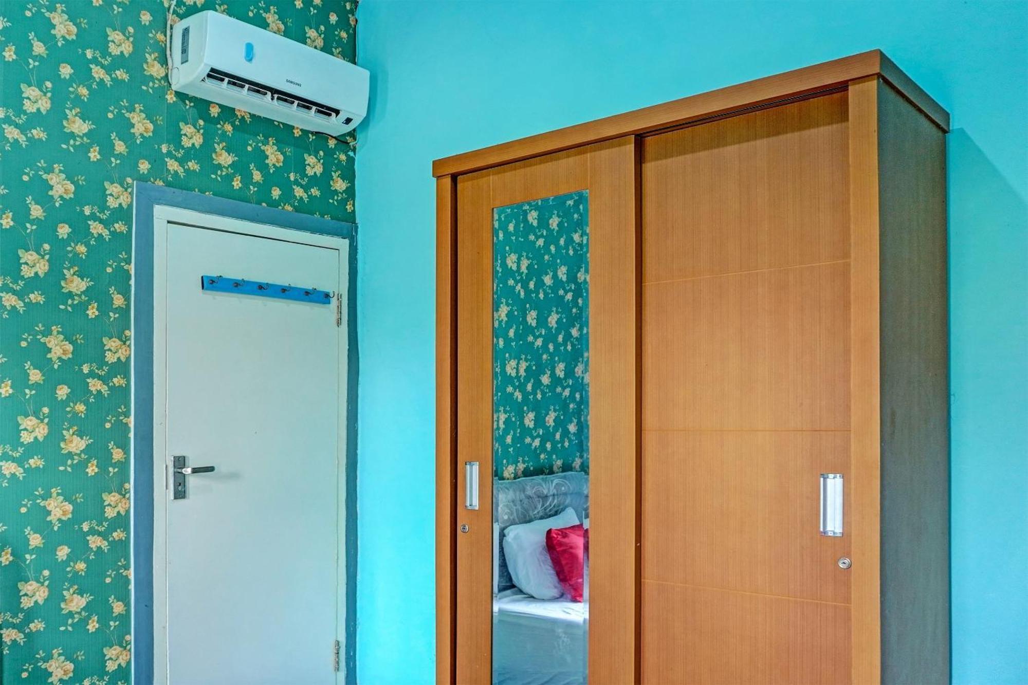 Oyo 91731 Home Stay Elis Cateliya Syariah Karawang Εξωτερικό φωτογραφία