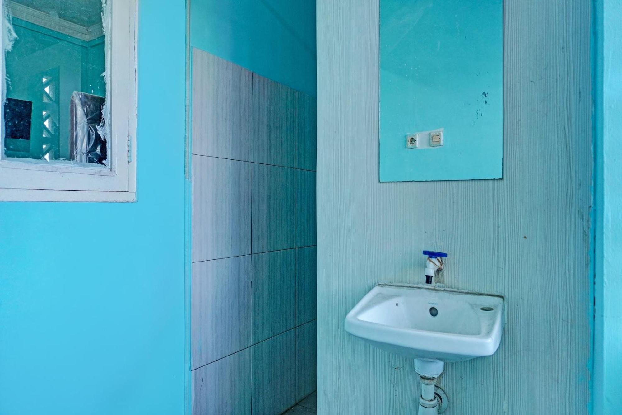Oyo 91731 Home Stay Elis Cateliya Syariah Karawang Εξωτερικό φωτογραφία