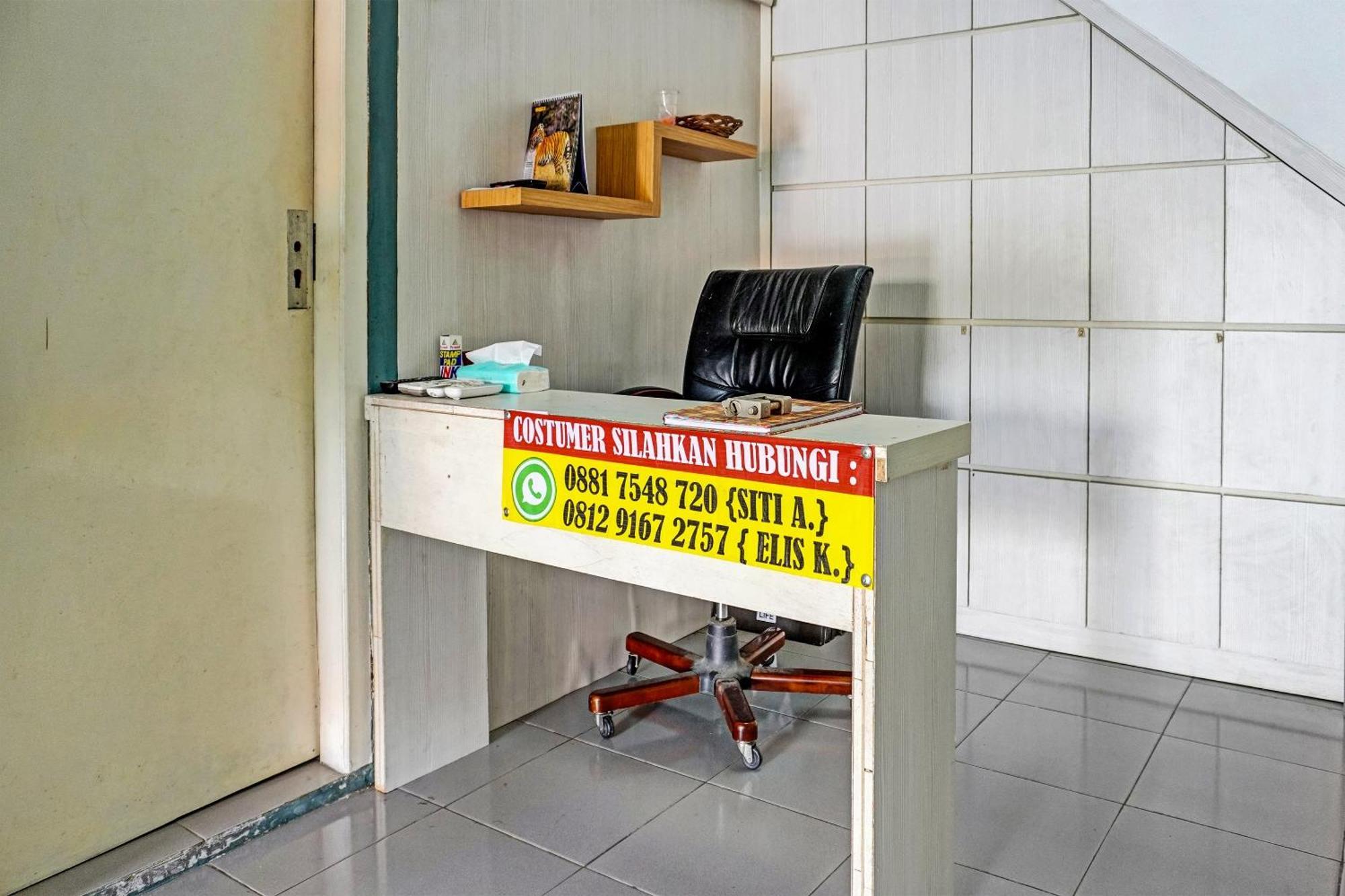 Oyo 91731 Home Stay Elis Cateliya Syariah Karawang Εξωτερικό φωτογραφία