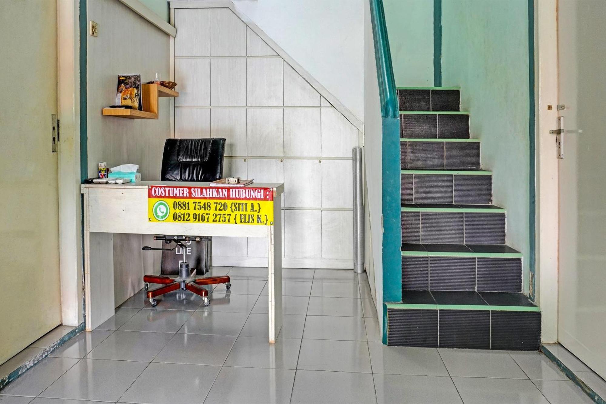 Oyo 91731 Home Stay Elis Cateliya Syariah Karawang Εξωτερικό φωτογραφία