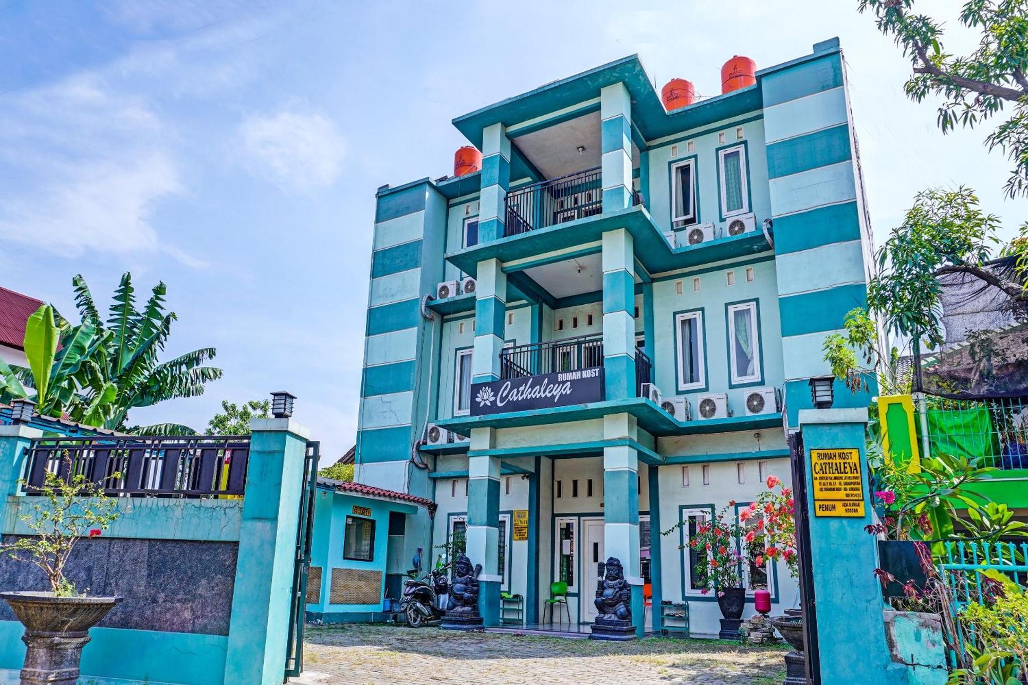Oyo 91731 Home Stay Elis Cateliya Syariah Karawang Εξωτερικό φωτογραφία
