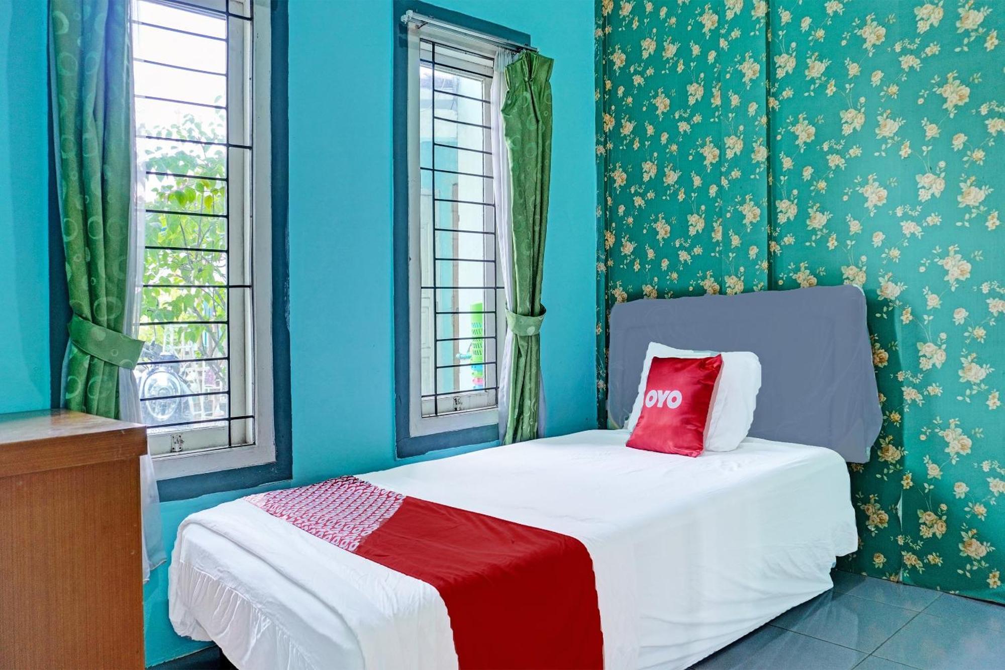 Oyo 91731 Home Stay Elis Cateliya Syariah Karawang Εξωτερικό φωτογραφία