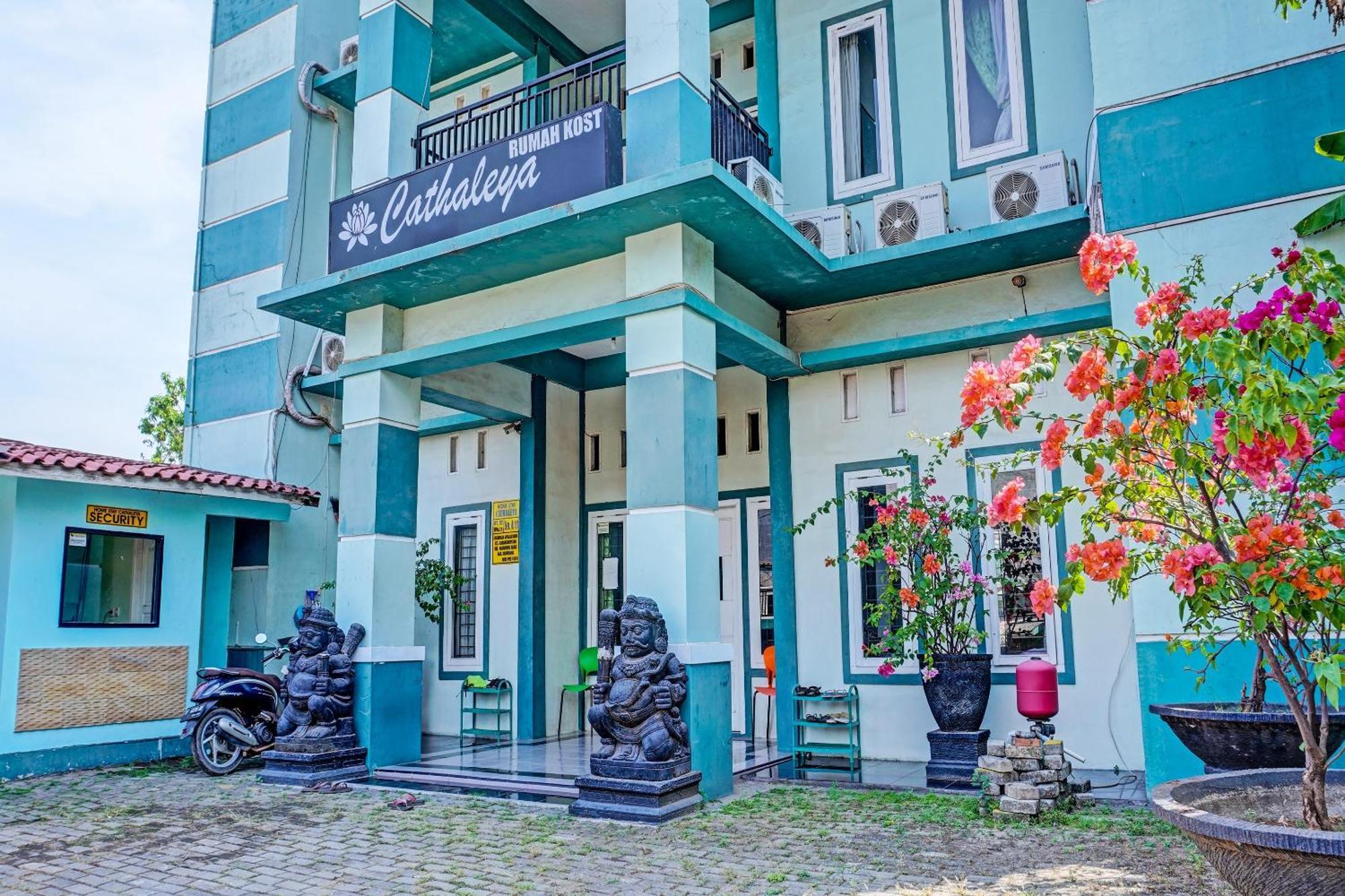 Oyo 91731 Home Stay Elis Cateliya Syariah Karawang Εξωτερικό φωτογραφία