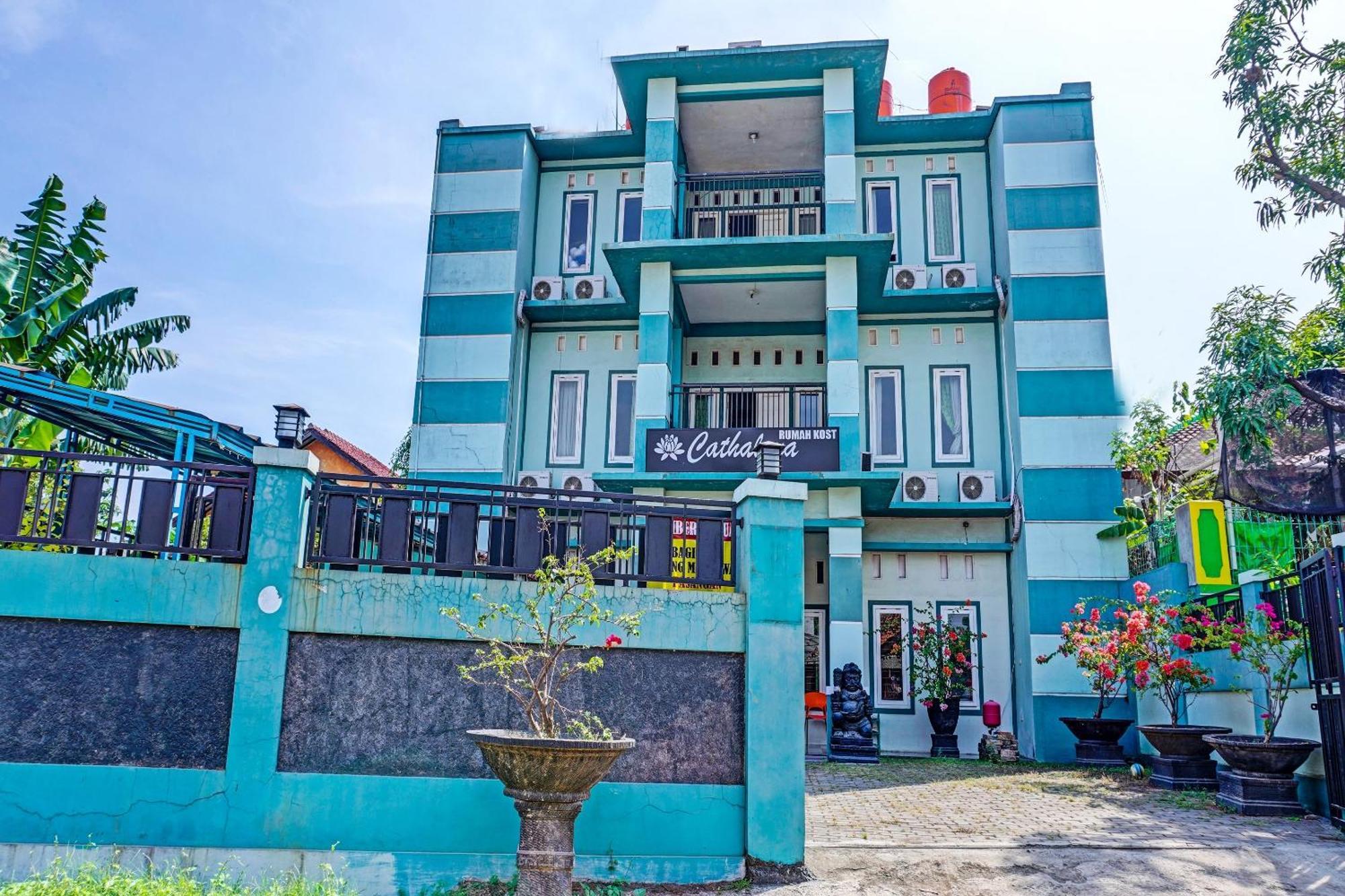 Oyo 91731 Home Stay Elis Cateliya Syariah Karawang Εξωτερικό φωτογραφία